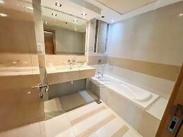 Blakely 2BR Lakeview Retreat With Open Balcony