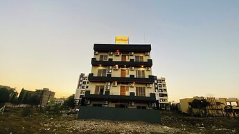 Stay 10 Parallel Apartment Hotel