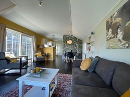 Tranquil Lakeside Stay for 4 Guests