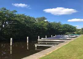 Tranquil Lakeside Stay for 4 Guests