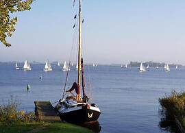 Tranquil Lakeside Stay for 4 Guests