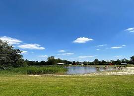 Tranquil Lakeside Stay for 4 Guests