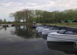 Tranquil Lakeside Stay for 4 Guests