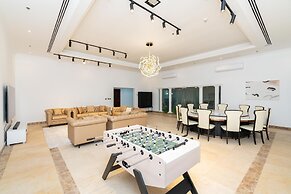 4BR Maid Penthouse w Pool and Jacuzzi
