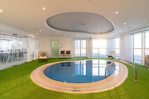 4BR Maid Penthouse w Pool and Jacuzzi