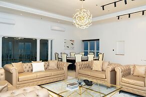 4BR Maid Penthouse w Pool and Jacuzzi