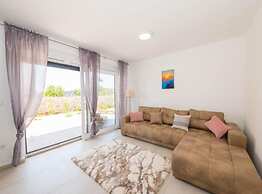 Villa Sunrise With Outdoor Pool