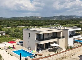 Villa Sunrise With Outdoor Pool