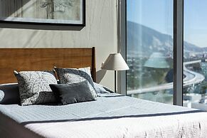 Modern Apts w Pool & Mountain View