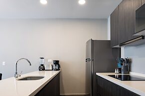 Modern Apts w Pool & Mountain View