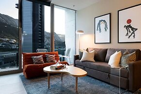 Modern Apts w Pool & Mountain View