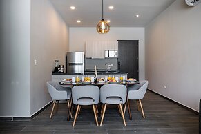 Modern Apts w Pool & Mountain View