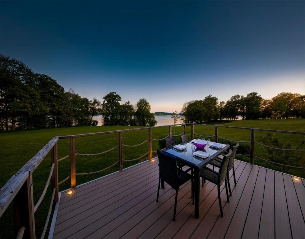 Lakeside Bliss Retreat