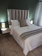Rustenburg Cozy Apartment With Private Entrance & BBQ