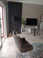 Rustenburg Cozy Apartment With Private Entrance & BBQ