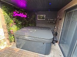 Sheffield-apartment-sleeps4-parking-hottub