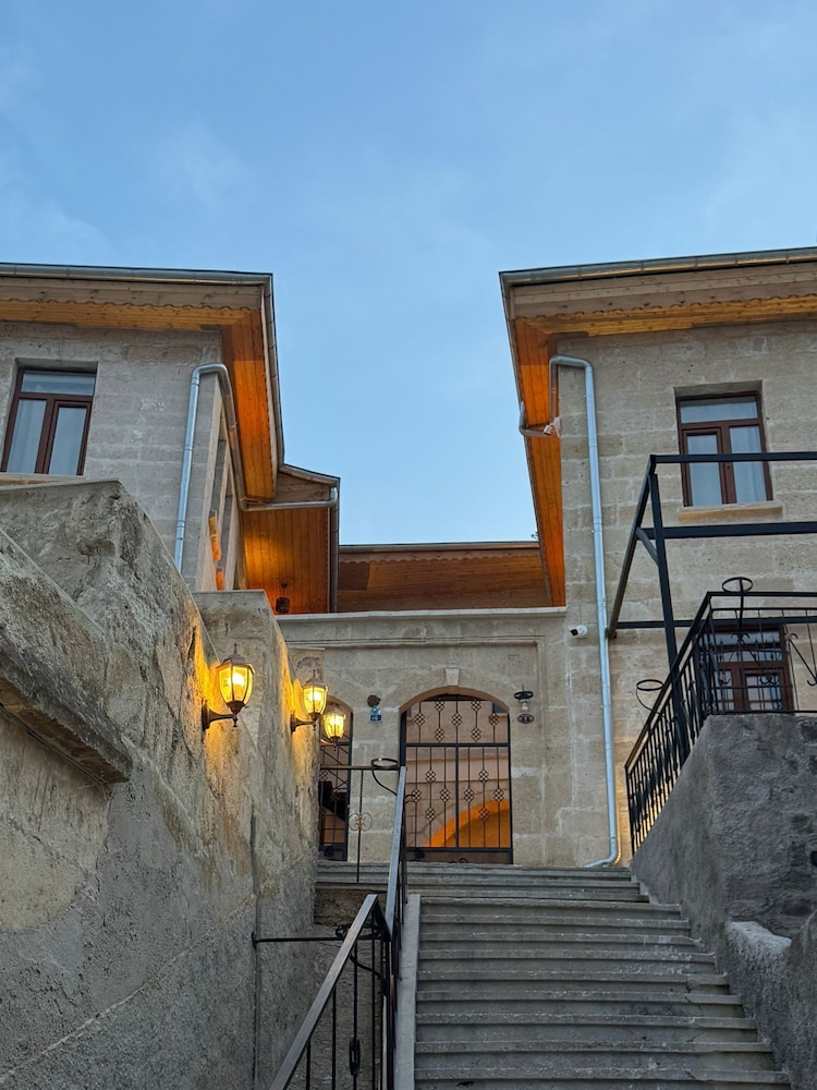 Colina Stone House