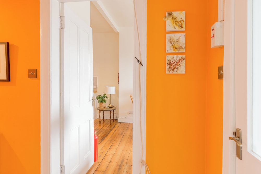 Edinburgh Castle Views Stylish 2BD Flat Sleeps 4