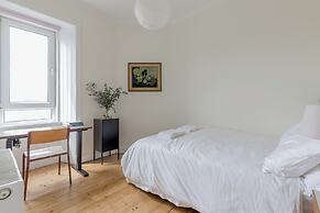 Edinburgh Castle Views Stylish 2BD Flat Sleeps 4