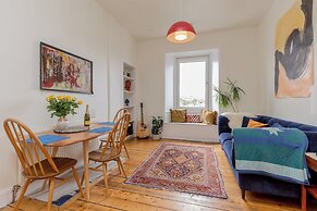 Edinburgh Castle Views Stylish 2BD Flat Sleeps 4