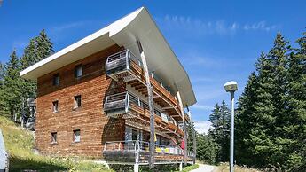 Sunny Stay Near the Slopes