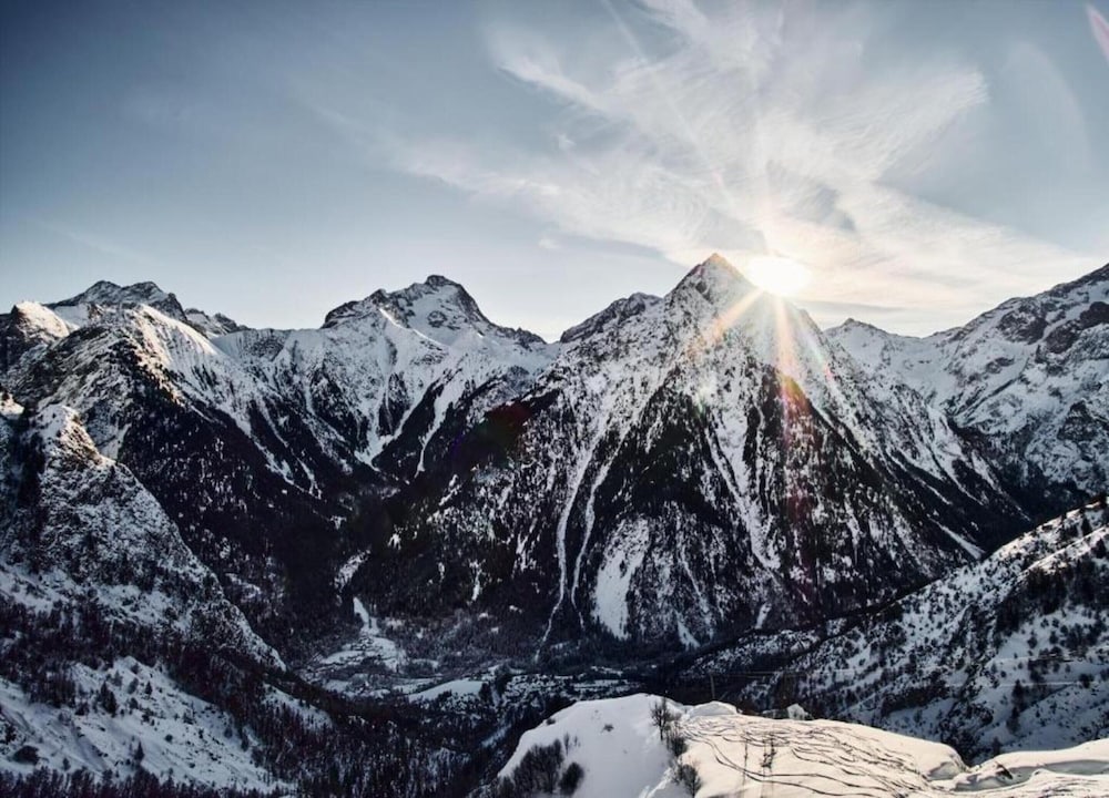 Getaway for 10 Near Slopes