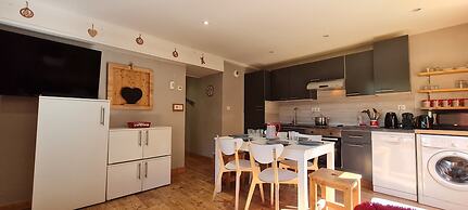 Alpine Apartment for 6 Guests