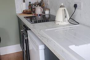 Apartment-sleeps2-parking-garden-patio