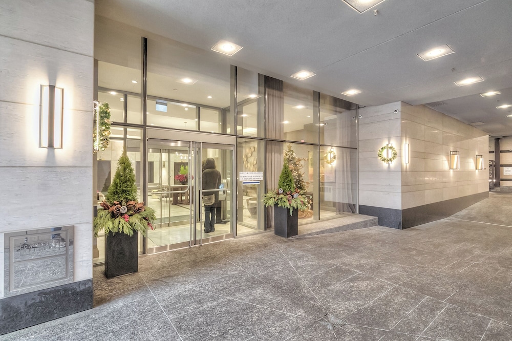 Waterfront Clair Avenue Suites
