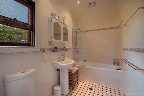 Grove Manor Bed & Breakfast