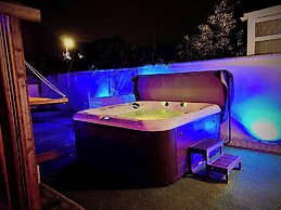 Sleeps10-parking-garden-hottub-petfriendly