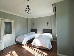 Yeşil Panjurlu Villa Otel
