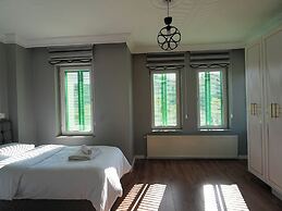 Yeşil Panjurlu Villa Otel