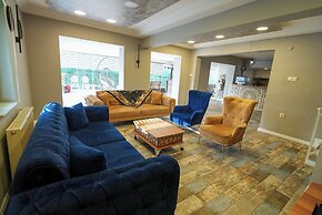 Yeşil Panjurlu Villa Otel