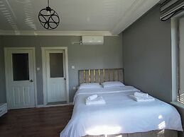Yeşil Panjurlu Villa Otel