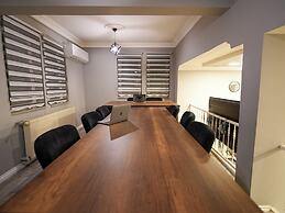 Yeşil Panjurlu Villa Otel