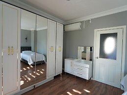 Yeşil Panjurlu Villa Otel