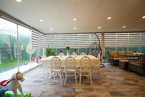 Yeşil Panjurlu Villa Otel