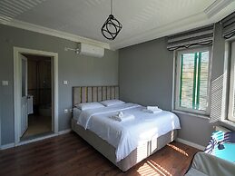 Yeşil Panjurlu Villa Otel