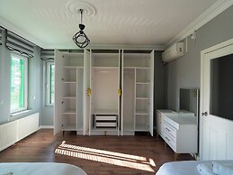 Yeşil Panjurlu Villa Otel