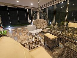 Yeşil Panjurlu Villa Otel