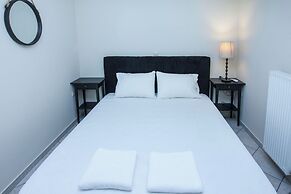 Elegant Spacious 2 Bd Apt in Petralona
