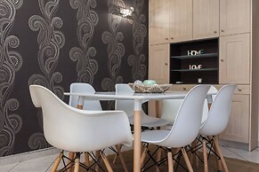 Elegant Spacious 2 Bd Apt in Petralona