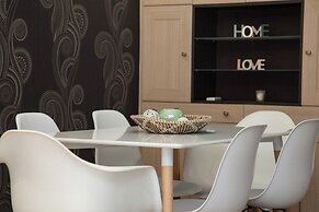 Elegant Spacious 2 Bd Apt in Petralona