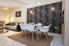 Elegant Spacious 2 Bd Apt in Petralona