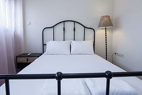 Elegant Spacious 2 Bd Apt in Petralona