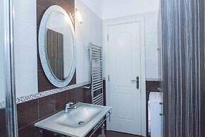 Elegant Spacious 2 Bd Apt in Petralona