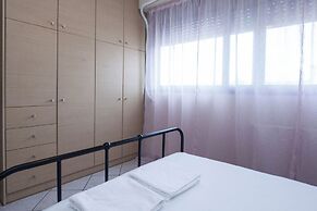 Elegant Spacious 2 Bd Apt in Petralona