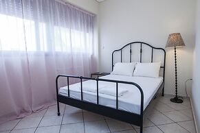 Elegant Spacious 2 Bd Apt in Petralona