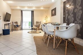 Elegant Spacious 2 Bd Apt in Petralona